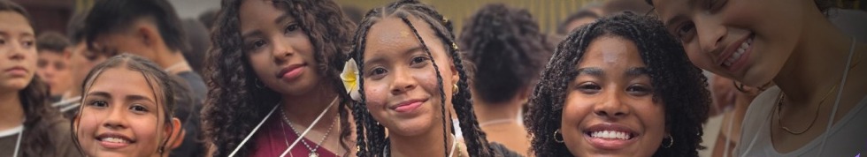 Jóvenes sonrientes con sus escarapelas en una conferencia de la iglesia